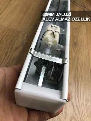 50mm Açık Gri Ahşap Efektli Jaluzi Perde Alev Almaz Özellik- Gri Açık