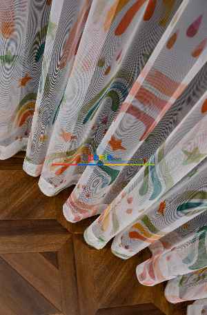 Hazır Ölçülü Petek Zemin Pastel Yeşili Sarı Ve Turuncu Renkli Gökkuşağı Desenli Grek Baskılı Tül Perde