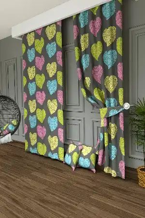 Dökümlü Kumaştan Renkli Kalpler Desenli Baskılı Fon Perde