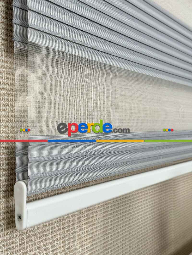 Yatak Odası Gri Pliseli Geniş Zebra Perde, Standart Metal Kasalı Yüksek Kalite Kornişe Kolay Montaj Seçenekli