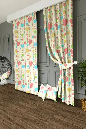 Dökümlü Kumaştan Çocuk Odası - Renkli Kalpler Baskılı Fon Perde