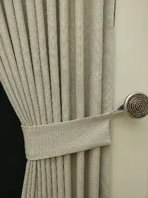 Gümüş Düz Fon Perde ( 1mt 850gram Eşsiz Dökümlü Tok Kumaş )- Gümüş