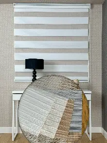 Oturma Odası Ekru Pliseli Geniş Zebra Perde, Standart Metal Kasalı Yüksek Kalite Kornişe Kolay Montaj Seçenekli