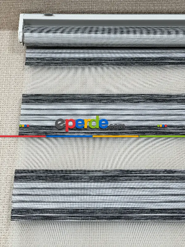 Genç Odası Açık Gri Siyah Pliseli Bambu Zebra Perde, Standart Metal Kasalı Yüksek Kalite Kornişe Kolay Montaj Seçenekli