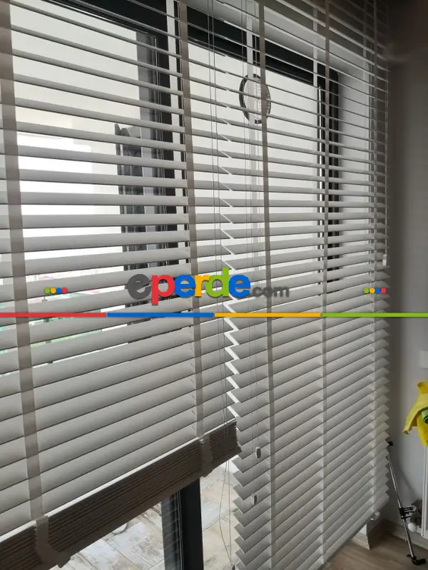 Mutfak 2025 Sezonu - 50 Mm Ahşap Görünümlü Kurdela Seçenekli Jaluzi Perde - Alev Almaz - Sudan Etkilenmez