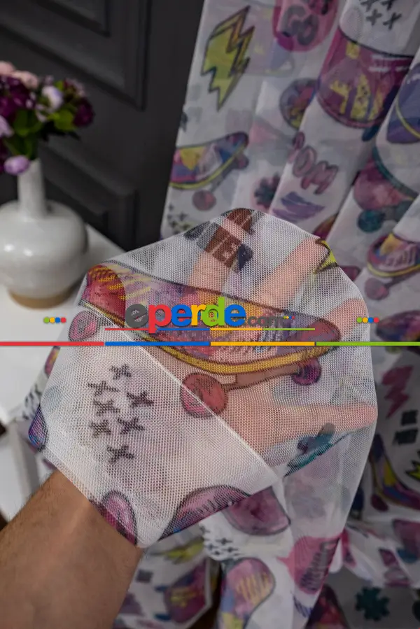 Petek Zemin Pembe Ve Sarı Renkli Kaykay Desenli Grek Baskılı Tül Perde Girl Power 190cm X 255cm 