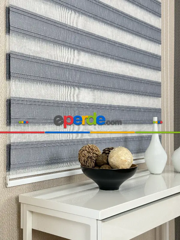 Yatak Odası Gri Yarım Pliseli Zebra Perde, Standart Metal Kasalı Yüksek Kalite Kornişe Kolay Montaj Seçenekli