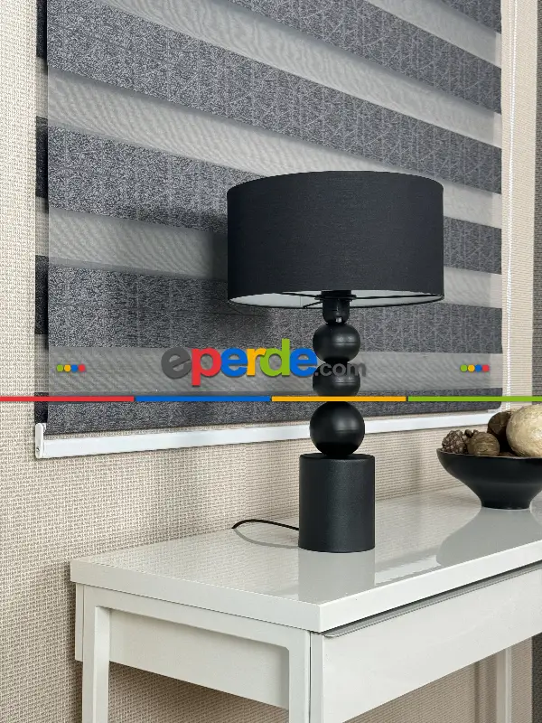 Genç Odası Parlak Antrasit Gri Geometrik Jakar Dokuma Zebra Perde, Standart Metal Kasalı Yüksek Kalite Kornişe Kolay Montaj Seçenekli