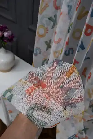 Çocuk Odası - Petek Zemin Çok Renkli Harfler Desenli Grek Baskılı Tül Perde