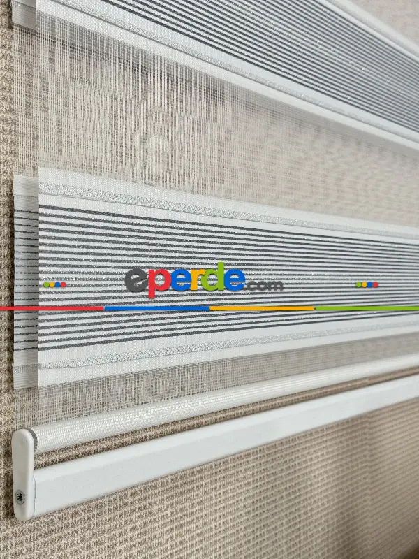 Yatak Odası Gri Gümüş Simli Çizgili Jakar Dokuma Zebra Perde, Standart Metal Kasalı Yüksek Kalite Kornişe Kolay Montaj Seçenekli