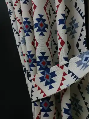 Geometrik Desenli Fon Perde ( Leke Tutmaz )- Siyah-mavi-kırmızı