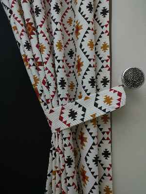 Geometrik Desenli Fon Perde ( Leke Tutmaz )- Siyah-kırmızı-hardal Sarısı