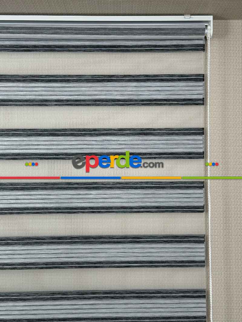 Genç Odası Açık Gri Siyah Pliseli Bambu Zebra Perde, Standart Metal Kasalı Yüksek Kalite Kornişe Kolay Montaj Seçenekli