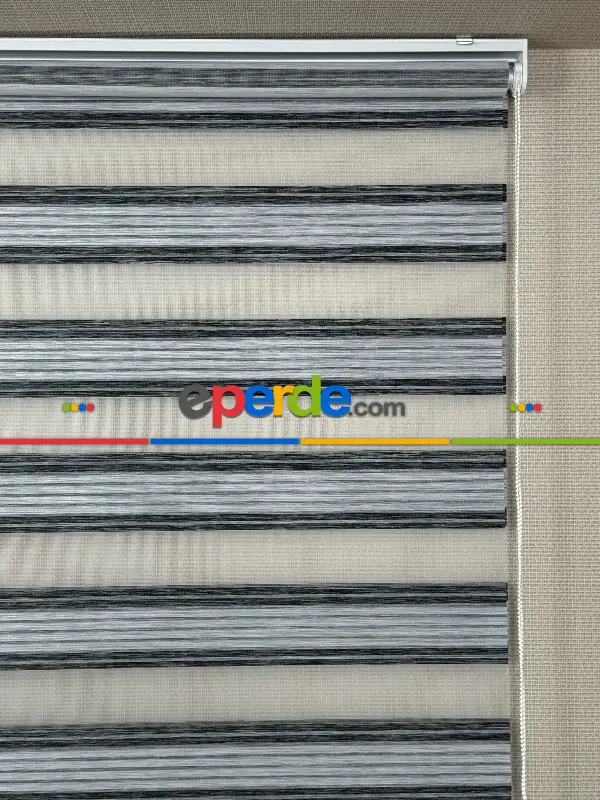 Genç Odası Açık Gri Siyah Pliseli Bambu Zebra Perde, Standart Metal Kasalı Yüksek Kalite Kornişe Kolay Montaj Seçenekli