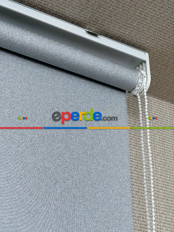 Salon Parlak Gümüş Gri Stor Perde, Standart Metal Kasalı Yüksek Kalite Kornişe Kolay Montaj Seçenekli