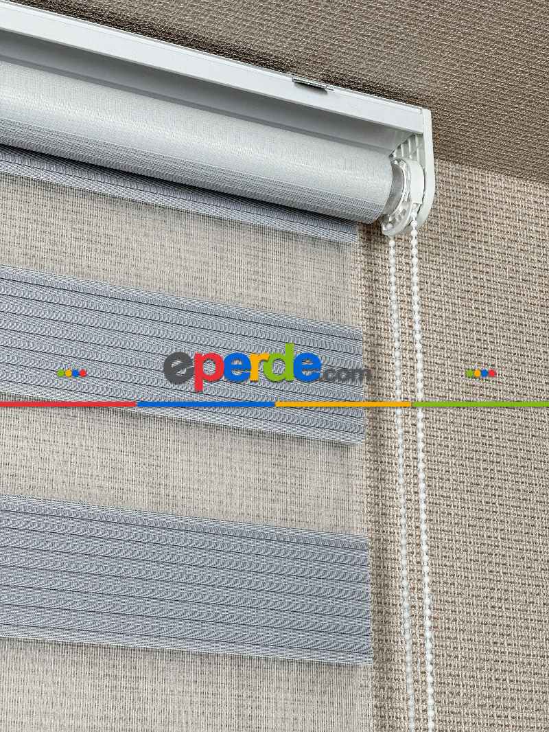 Genç Odası Gri Pliseli Zebra Perde, Standart Metal Kasalı Yüksek Kalite Kornişe Kolay Montaj Seçenekli