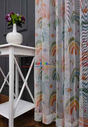 Hazır Ölçülü Petek Zemin Pastel Yeşili Sarı Ve Turuncu Renkli Gökkuşağı Desenli Grek Baskılı Tül Perde
