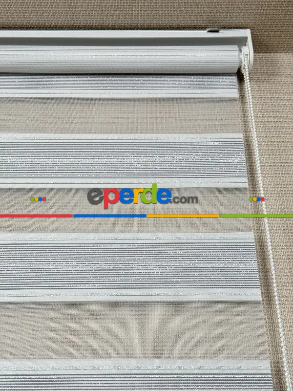 Yatak Odası Gri Gümüş Simli Çizgili Jakar Dokuma Zebra Perde, Standart Metal Kasalı Yüksek Kalite Kornişe Kolay Montaj Seçenekli