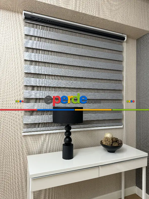 1080tl Yerine - Gri Bambu Zebra Perde, Standart Metal Kasalı - Tül Kısmı Siyah - Kornişe Kolay Montaj Seçenekli