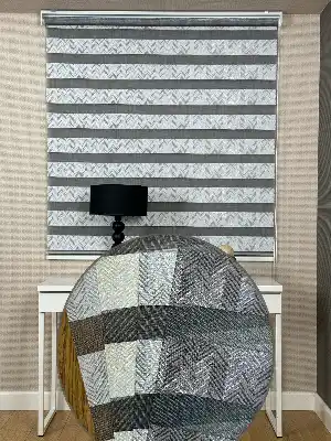 Yatak Odası Parlak Gri Geometrik Jakar Dokuma Zebra Perde, Standart Metal Kasalı Yüksek Kalite Kornişe Kolay Montaj Seçenekli