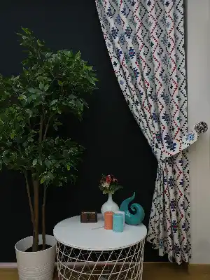 Geometrik Desenli Fon Perde ( Leke Tutmaz )- Siyah-mavi-kırmızı