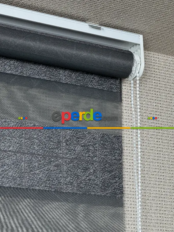 Genç Odası Parlak Antrasit Gri Geometrik Jakar Dokuma Zebra Perde, Standart Metal Kasalı Yüksek Kalite Kornişe Kolay Montaj Seçenekli