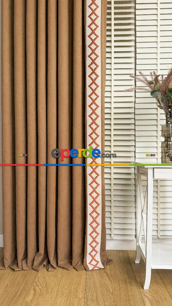 Turuncu Ve Krem Rengi Nakış İşli Fon Perde, Özel Tasarımdır. Nakış İşleme Sonradan Dikilmiştir. Rustik Kornişe Dikiş Seçenekleri Opsiyonel Vardır.