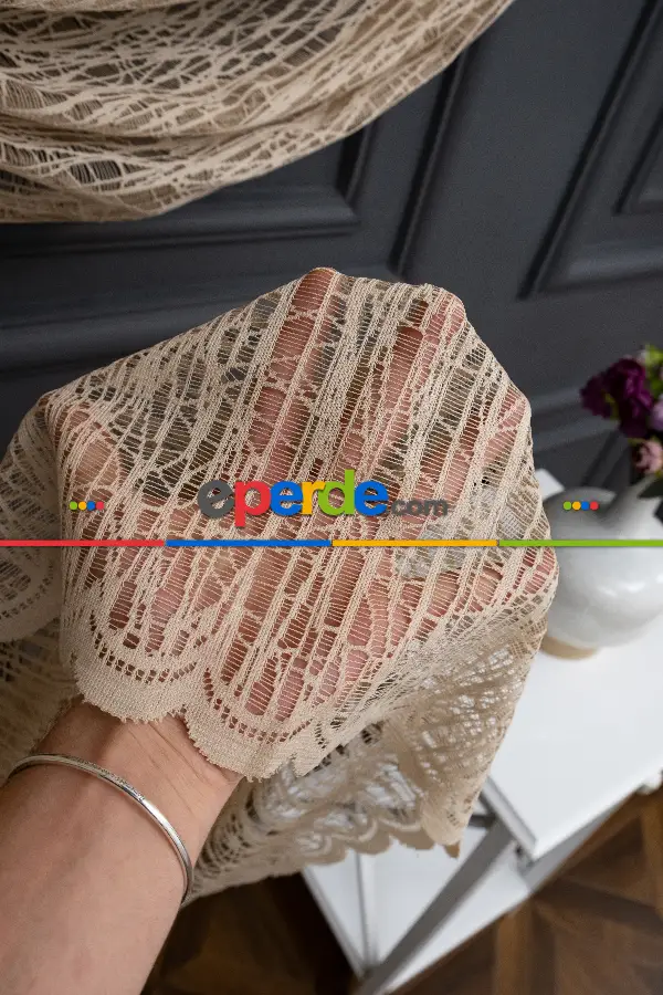 Vizon Bej Renk Kahverengiyanki Tiyatro Model Tasarım Kruvaze Model Yanki Camkırığı Tül