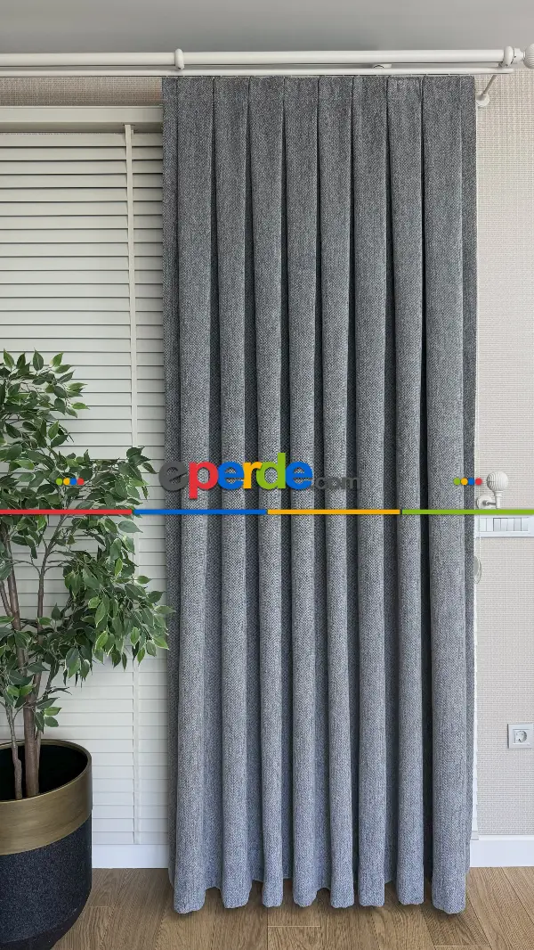 Gri Antrasit Şönil Dokuma Fon Perde, Extra Gramajlı Bir Kumaştır, Premium Serisi Fon Perdedir, Amerikan Pile Ve Rustik Kornişe Dikiş Seçenekleri Opsiyonel Vardır.