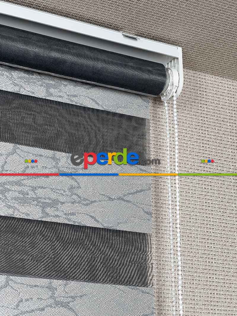 Genç Odası Parlak Gri Mavi Jakar Dokuma Zebra Perde, Standart Metal Kasalı Yüksek Kalite Kornişe Kolay Montaj Seçenekli