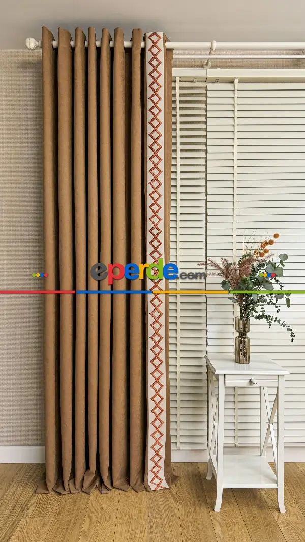 Turuncu Ve Krem Rengi Nakış İşli Fon Perde, Özel Tasarımdır. Nakış İşleme Sonradan Dikilmiştir. Rustik Kornişe Dikiş Seçenekleri Opsiyonel Vardır.