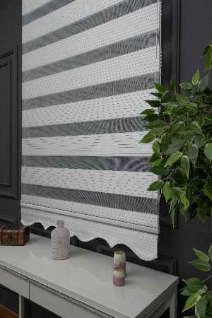 Zebra Perde - Beyaz Gümüş Simli Geniş Pileli Zebra Perde