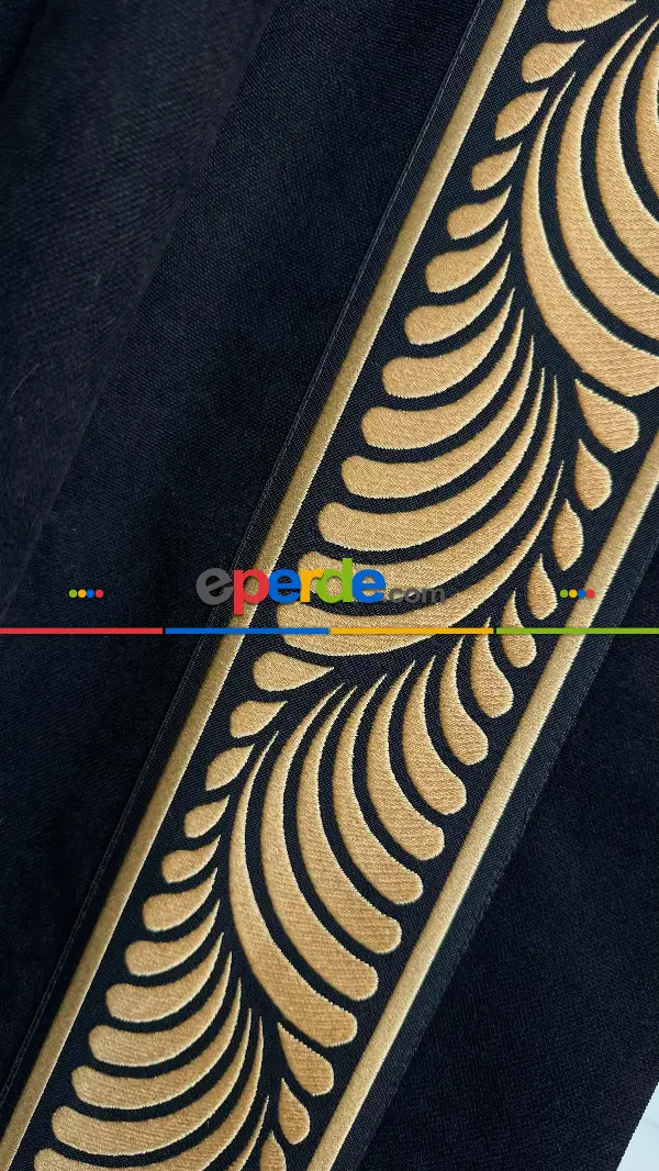 Siyah Altın Fon Perde, Bordürlü Fon Perde, Gold Detaylı Fon Perde, Özel Tasarımdır. Bordür Sonradan Kumaşa Dikildi. Rustik Kornişe Dikiş Seçenekleri Opsiyonel Vardır.