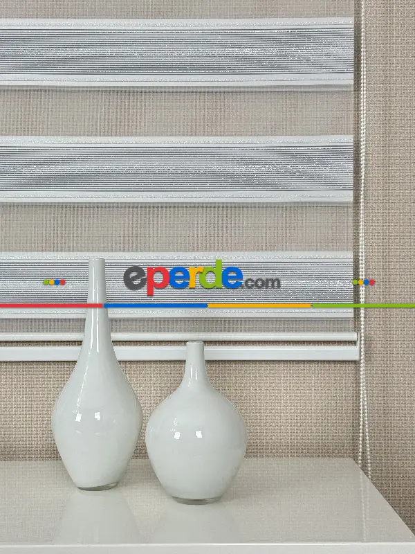 Yatak Odası Gri Gümüş Simli Çizgili Jakar Dokuma Zebra Perde, Standart Metal Kasalı Yüksek Kalite Kornişe Kolay Montaj Seçenekli