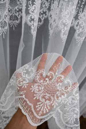 Taç Damask Sıra İşlemeli Ara Desenli Nakış İşlemeli Desen Tasarım Salon Tül Perdesi