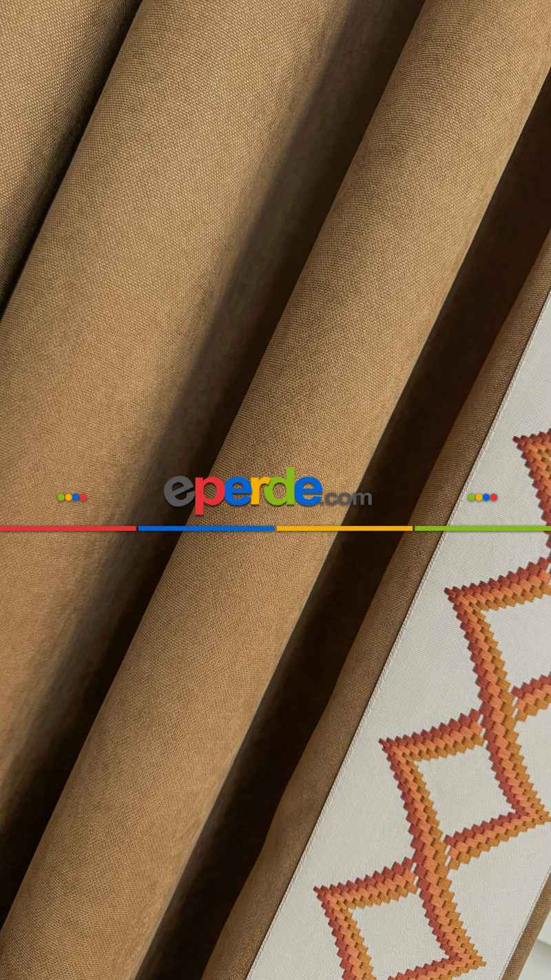 Turuncu Ve Krem Rengi Nakış İşli Fon Perde, Özel Tasarımdır. Nakış İşleme Sonradan Dikilmiştir. Rustik Kornişe Dikiş Seçenekleri Opsiyonel Vardır.