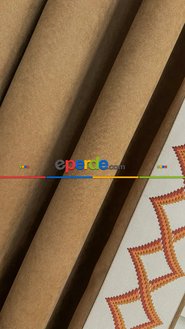 Turuncu Ve Krem Rengi Nakış İşli Fon Perde, Özel Tasarımdır. Nakış İşleme Sonradan Dikilmiştir. Rustik Kornişe Dikiş Seçenekleri Opsiyonel Vardır.