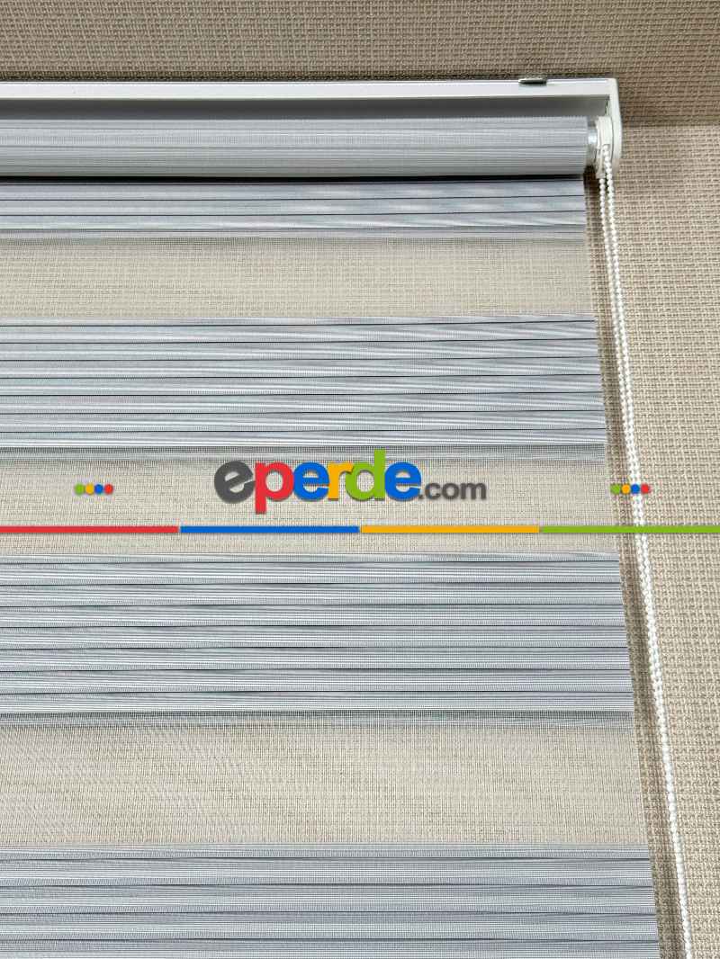 Yatak Odası Gri Pliseli Geniş Zebra Perde, Standart Metal Kasalı Yüksek Kalite Kornişe Kolay Montaj Seçenekli