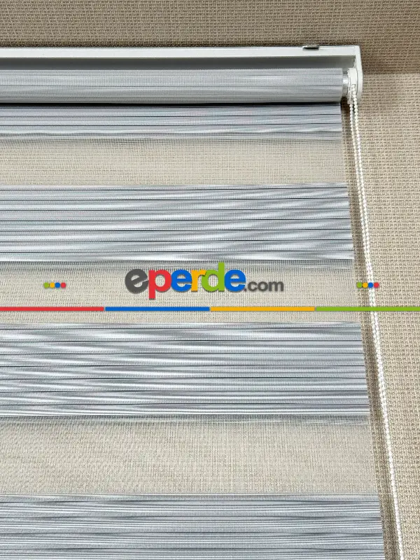 Yatak Odası Gri Pliseli Geniş Zebra Perde, Standart Metal Kasalı Yüksek Kalite Kornişe Kolay Montaj Seçenekli