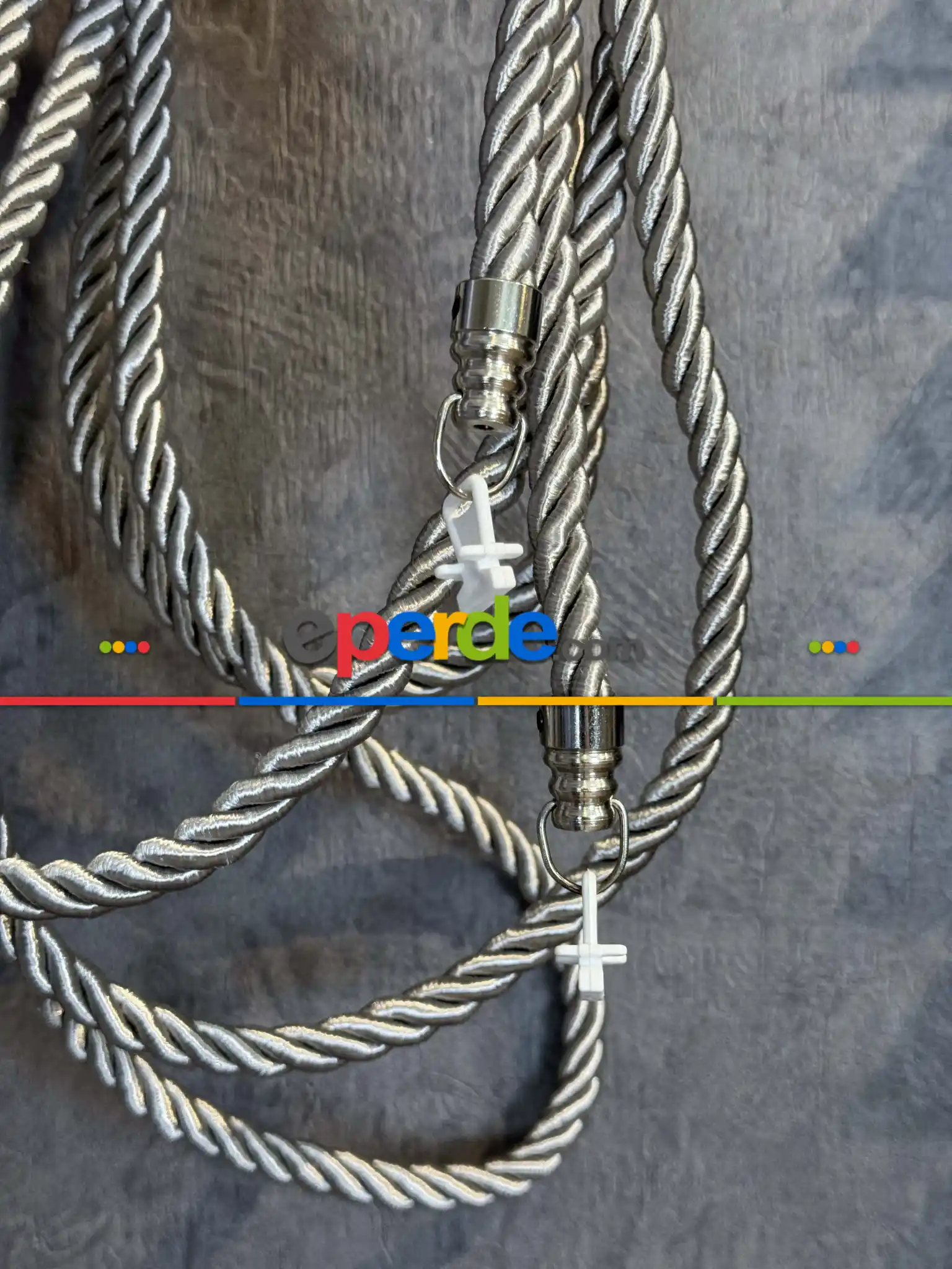Gri Tül Perde Ve Fon Perde Kordon Toplama