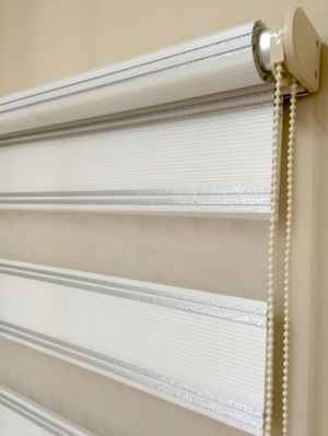 Pliseli Zebra Perde Gümüş Simli - Beyaz