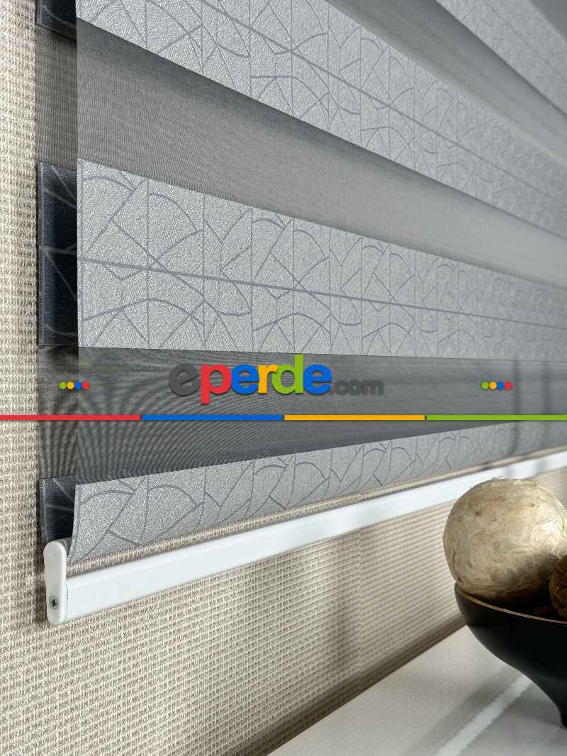 Gri Parlak Geometrik Jakar Dokuma Zebra Perde, Standart Metal Kasalı Yüksek Kalite Kornişe Kolay Montaj Seçenekli