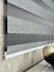 Yatak Odası Gri Parlak Geometrik Jakar Dokuma Zebra Perde, Standart Metal Kasalı Yüksek Kalite Kornişe Kolay Montaj Seçenekli