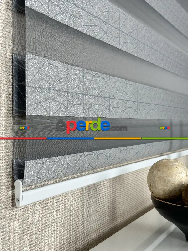 Yatak Odası Gri Parlak Geometrik Jakar Dokuma Zebra Perde, Standart Metal Kasalı Yüksek Kalite Kornişe Kolay Montaj Seçenekli