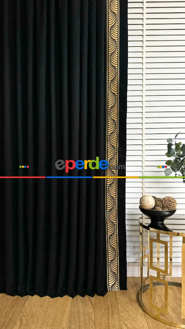 Siyah Altın Fon Perde, Bordürlü Fon Perde, Gold Detaylı Fon Perde, Özel Tasarımdır. Bordür Sonradan Kumaşa Dikildi. Rustik Kornişe Dikiş Seçenekleri Opsiyonel Vardır.