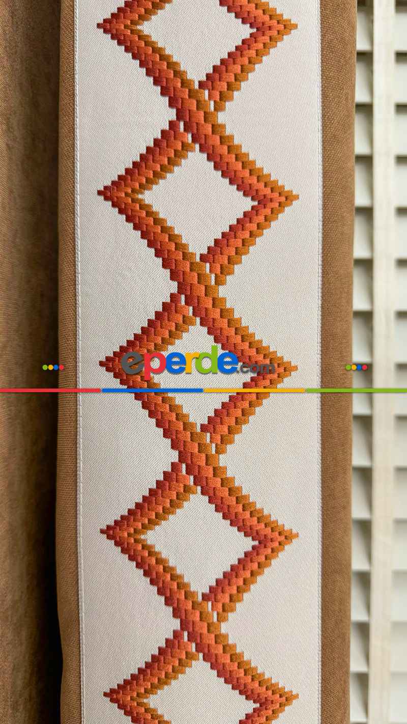 Turuncu Ve Krem Rengi Nakış İşli Fon Perde, Özel Tasarımdır. Nakış İşleme Sonradan Dikilmiştir. Rustik Kornişe Dikiş Seçenekleri Opsiyonel Vardır.