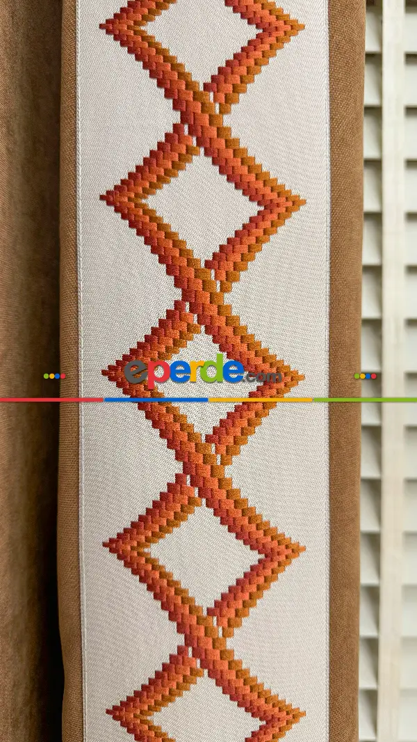 Turuncu Ve Krem Rengi Nakış İşli Fon Perde, Özel Tasarımdır. Nakış İşleme Sonradan Dikilmiştir. Rustik Kornişe Dikiş Seçenekleri Opsiyonel Vardır.