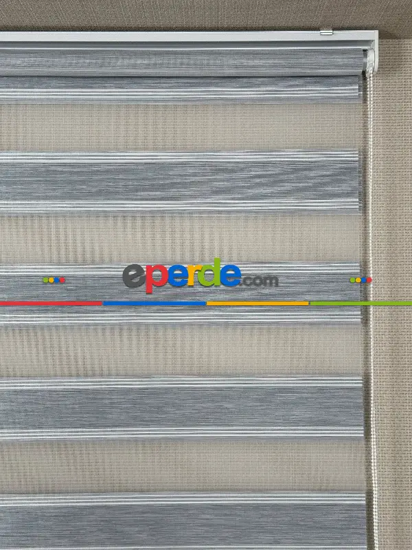 Genç Odası Gri Ekru Yarım Pliseli Bambu Zebra Perde, Standart Metal Kasalı Yüksek Kalite Kornişe Kolay Montaj Seçenekli