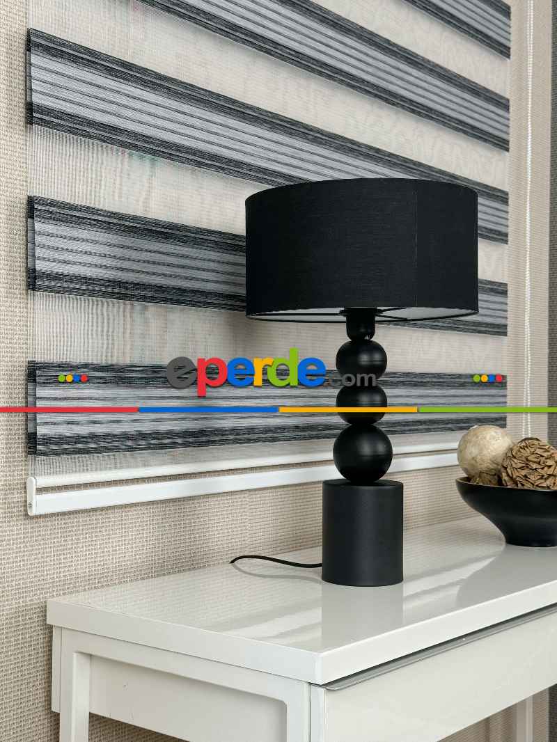 Genç Odası Açık Gri Siyah Pliseli Bambu Zebra Perde, Standart Metal Kasalı Yüksek Kalite Kornişe Kolay Montaj Seçenekli