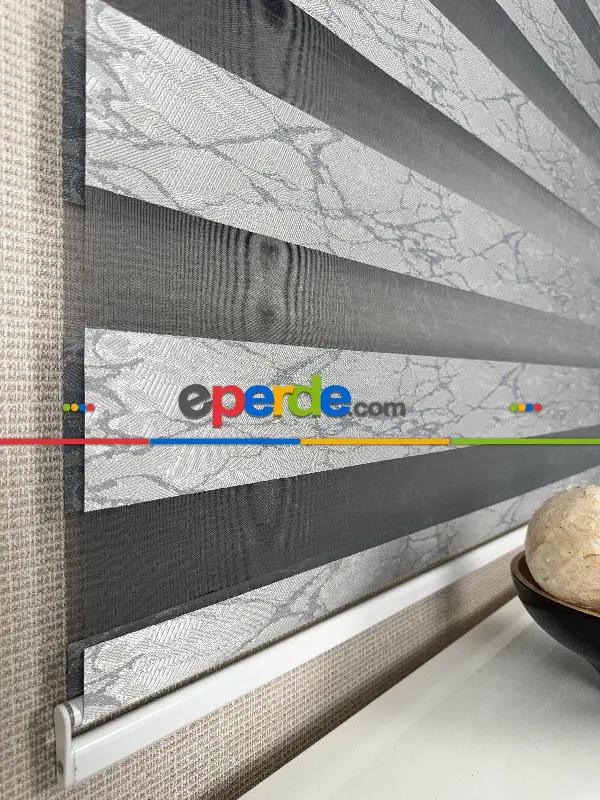 Genç Odası Parlak Gri Mavi Jakar Dokuma Zebra Perde, Standart Metal Kasalı Yüksek Kalite Kornişe Kolay Montaj Seçenekli